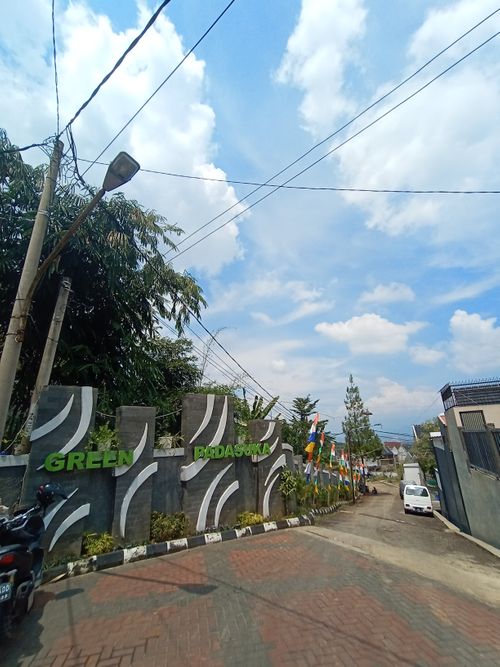 foto gerbang perumahan The Green Padasuka
