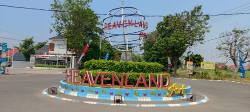 foto gerbang perumahan HEAVENLAND PARK