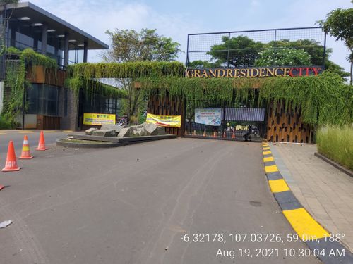 foto gerbang perumahan GRAND RESIDENCE CITY