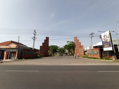 foto gerbang perumahan FOREST CERME