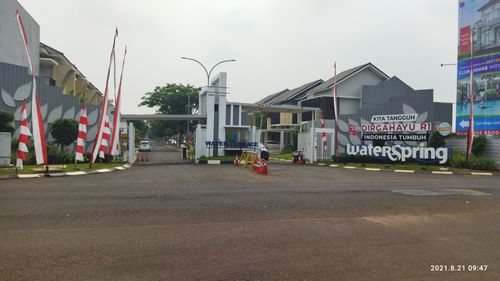 foto gerbang perumahan GRAND WISATA DISTRIK