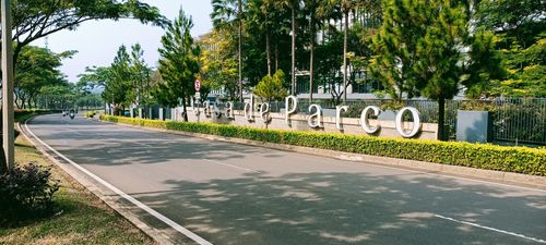 foto gerbang perumahan APARTEMEN CASA DE PARCO