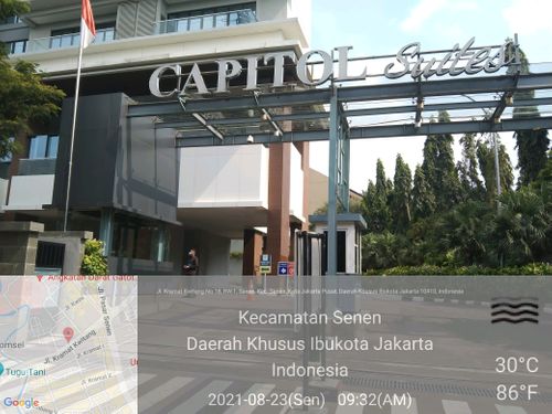 foto gerbang perumahan Capitol Suites