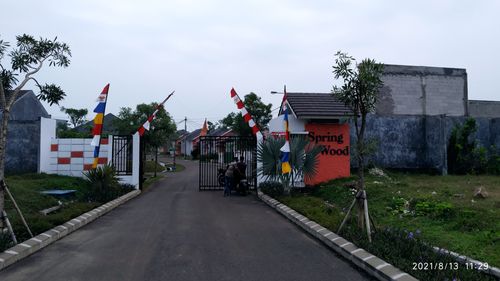 foto gerbang perumahan SPRING WOOD (CITRA MAJA RAYA JO)