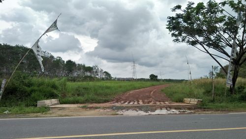 foto gerbang perumahan Megarosadela Kintap Residence