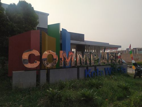 foto gerbang perumahan Kota Wisata Commpark