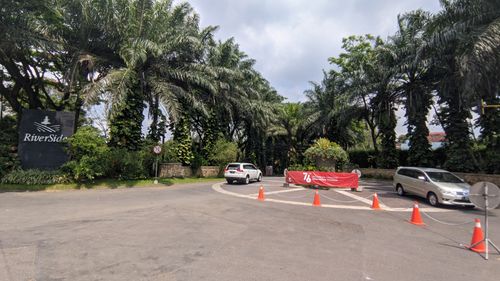 foto gerbang perumahan RIVERSIDE