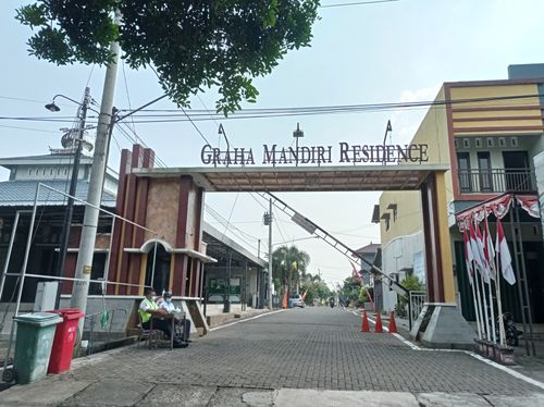 foto gerbang perumahan GRAHA MANDIRI RESIDENCE