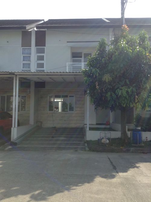 foto tampak rumah tipe 124/102 perumahan TAMAN KOPO INDAH V