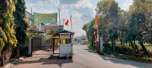 foto gerbang perumahan Taman Holis Indah II