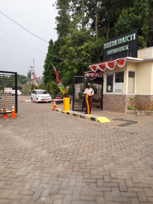 foto gerbang perumahan Kitri Bakti Residence