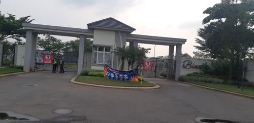 foto gerbang perumahan Cluster Bianca, Suvarna Sutera