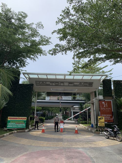 foto gerbang perumahan Halton Place 1