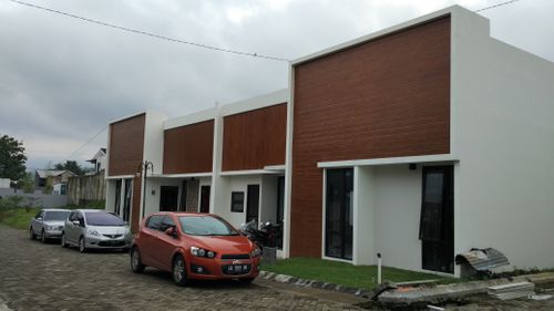 foto tampak rumah tipe 73/163 B5 perumahan Casa Royal Residence