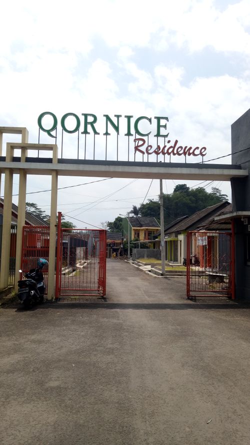 foto gerbang perumahan QORNICE RESIDENCE
