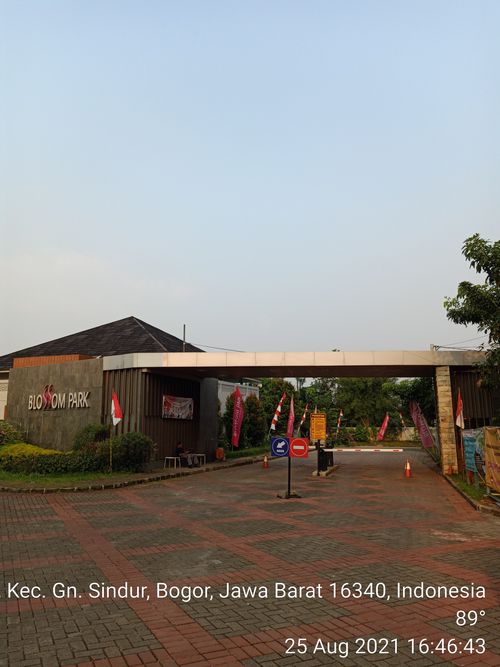 foto gerbang perumahan Blossom Park Residence