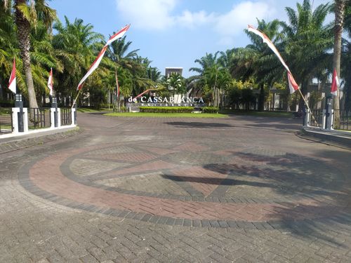 foto gerbang perumahan DE CASSABLANCA RESIDENCE