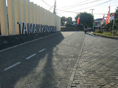 foto gerbang perumahan TAMAN PONDOK LEGI / PT. KARYA MAKMUR