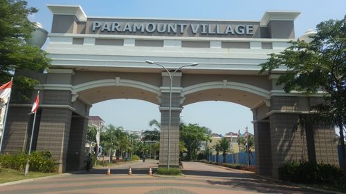 foto gerbang perumahan PARAMOUNT VILLAGE SEMARANG