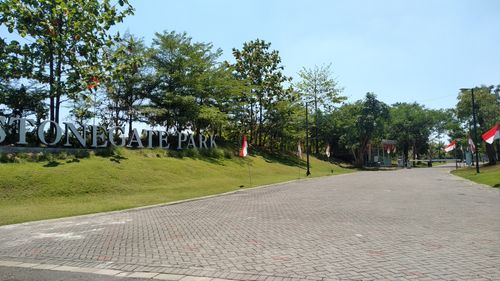 foto gerbang perumahan STONEGATE PARK CITRALAND