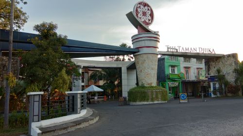 foto gerbang perumahan Taman Dhika Sidoarjo Kota