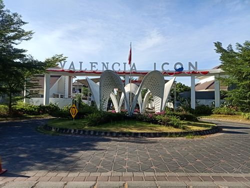 foto gerbang perumahan Valencia Icon