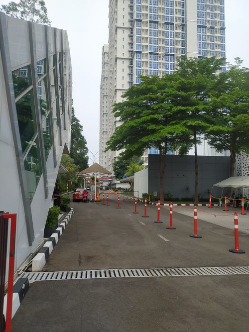 foto gerbang perumahan Capitol Park Residence