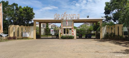 foto gerbang perumahan De Serena