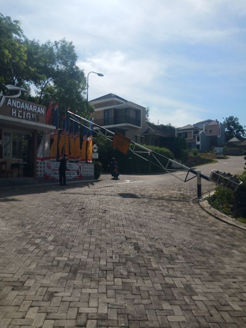 foto gerbang perumahan Pandanaran Height