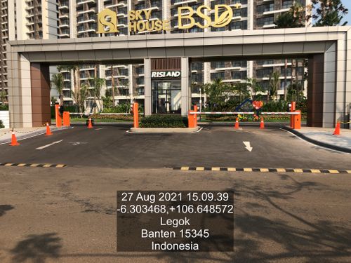 foto gerbang perumahan Apartemen Sky House BSD