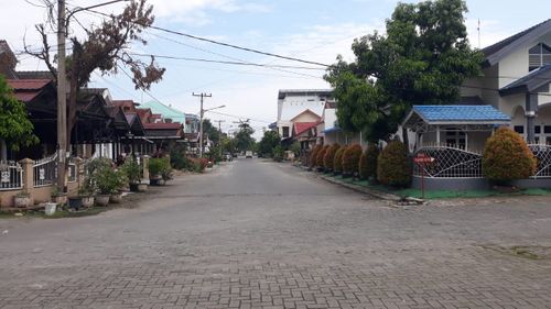 foto posisi tengah perumahan KOMPLEKS TAMAN RIVIERA