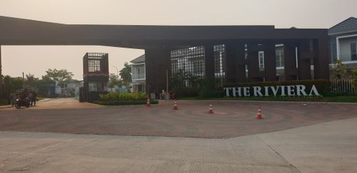 foto gerbang perumahan The Riviera