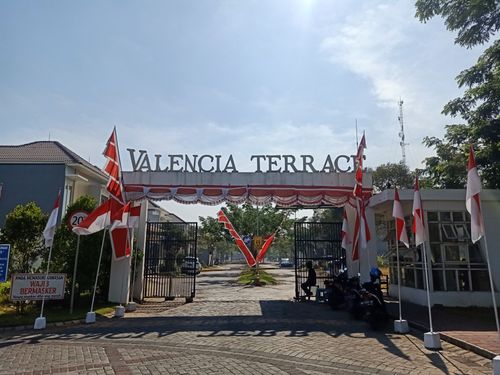 foto gerbang perumahan Valencia Terrace