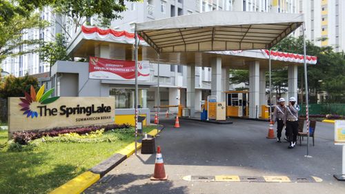 foto gerbang perumahan The Springlake