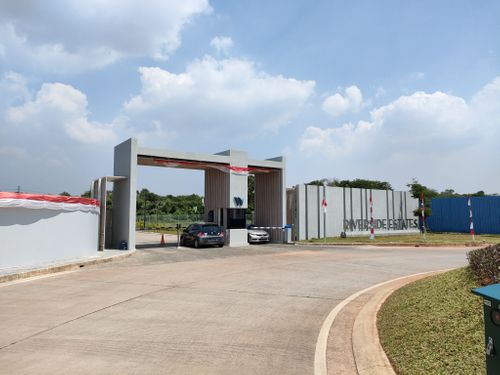 foto gerbang perumahan Waterfront PT Lippo Cikarang Tbk