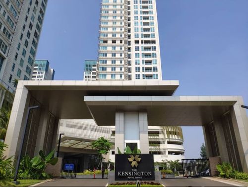 foto gerbang perumahan The Kensington Royal Suites