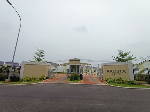 foto gerbang perumahan Summarecon Emerald Karawang - Cluster Kalista