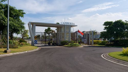 foto gerbang perumahan CANBERRA GRAND PAKUWON
