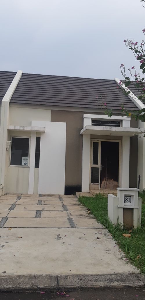 foto tampak rumah tipe FREECIA + perumahan Cluster Fedora, Suvarna Sutera