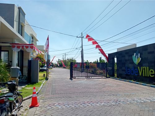 foto gerbang perumahan Jade Ville
