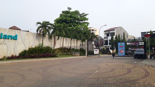 foto gerbang perumahan Metland Puri