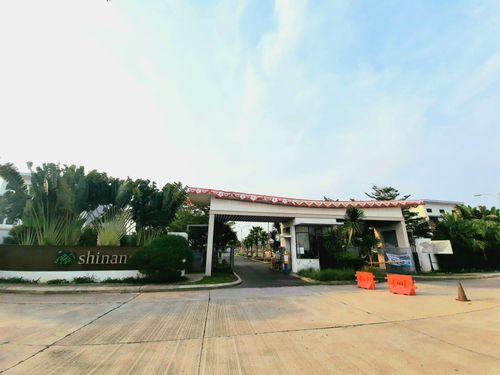 foto gerbang perumahan Jakarta Garden City Shinano