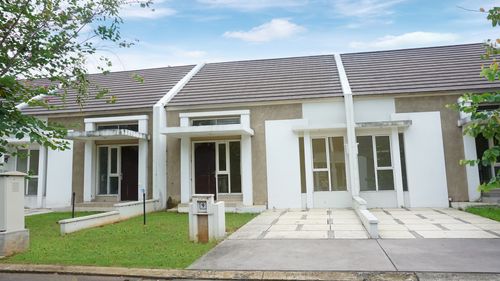 foto tampak rumah tipe FUCHSIA perumahan Cluster Fedora, Suvarna Sutera