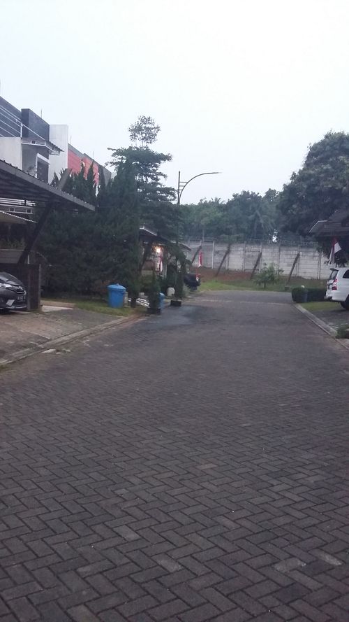 foto posisi tengah perumahan RAFFLES HILLS