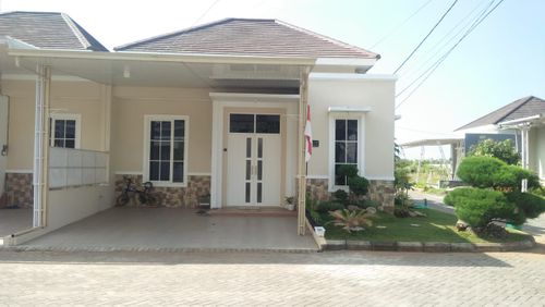 foto tampak rumah tipe CAMBRIDGE POJOK perumahan SOEDIRMAN PARK RESIDENCE