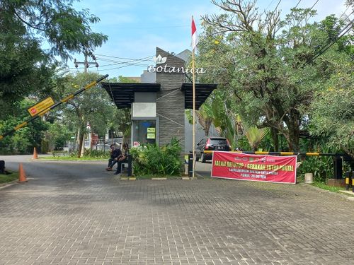foto gerbang perumahan de Botanica - Cimahpar