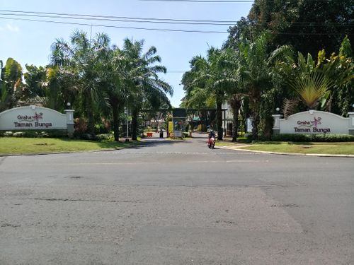 foto gerbang perumahan BSB city Graha Taman Bunga 1