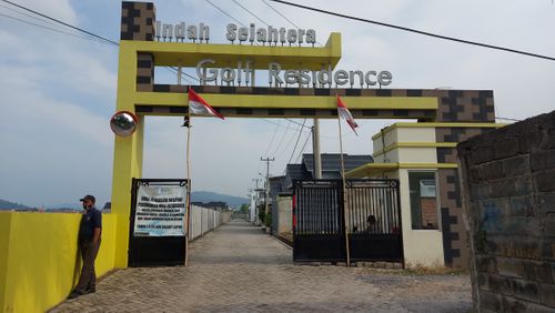 foto gerbang perumahan Indah Sejahtera Golf Residence