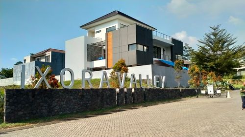 foto gerbang perumahan The Araya