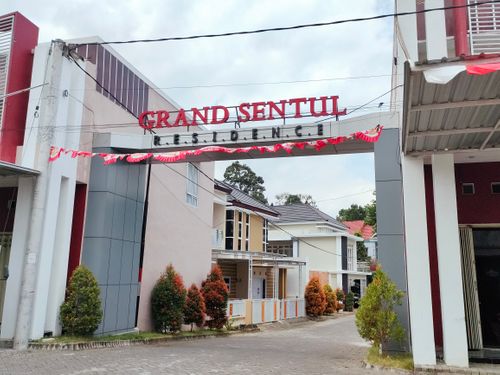 foto gerbang perumahan Grand Sentul Residence